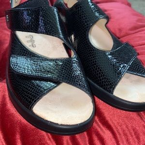 Finn Comfort Djerba NWOT patent leather sandals